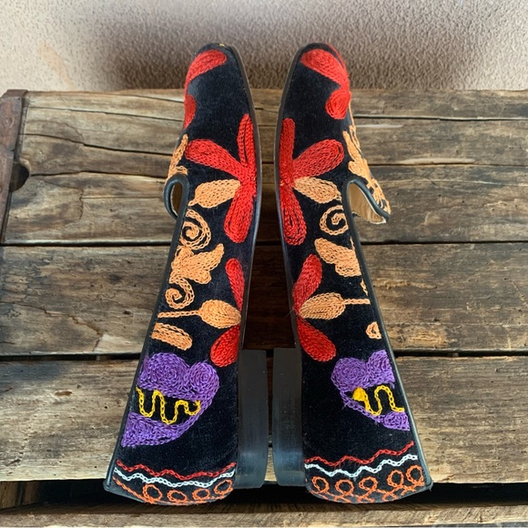 Velvet Road Embroidered Floral Slip-On Flat - Picture 6 of 8